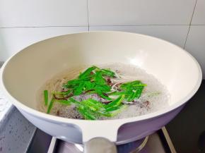 锅里水开放入金针菇，黑木耳丝，韭菜焯熟捞出。