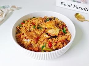 把配菜加上米饭，放上酱汁拌均匀就可以开吃！