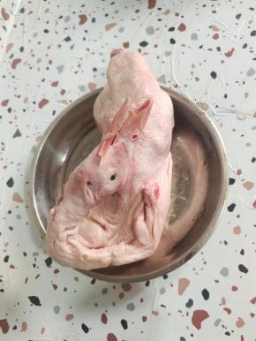 买回来的鸭子去掉内脏，去掉鸭屁股，清洗干净备用！