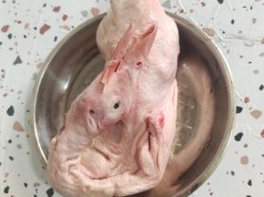 买回来的鸭子去掉内脏，去掉鸭屁股，清洗干净备用！