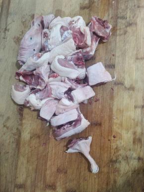 鸭子剁成小块儿！