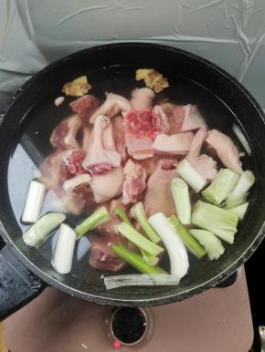 冷水下锅，放入料酒，生姜，葱段！