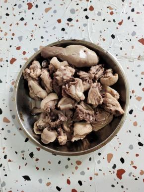 清洗干净鸭肉上面的浮末，控干水分备用！