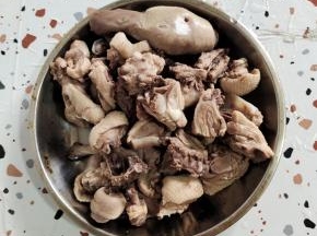 清洗干净鸭肉上面的浮末，控干水分备用！
