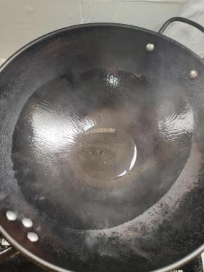 锅烧热，倒入少许油！