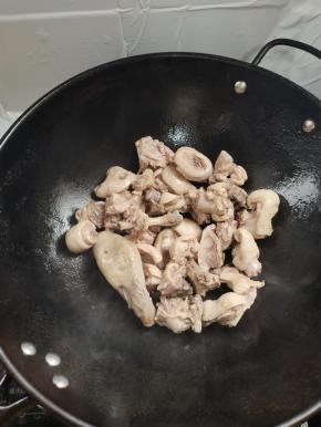 油热的时候下入鸭肉炒香！