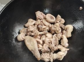 油热的时候下入鸭肉炒香！