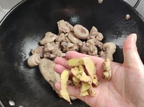 放入姜片！