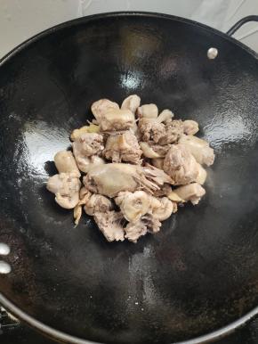 把鸭肉上多余的油脂炒出来！