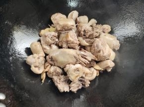 把鸭肉上多余的油脂炒出来！