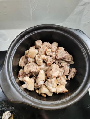 再倒入砂锅里！