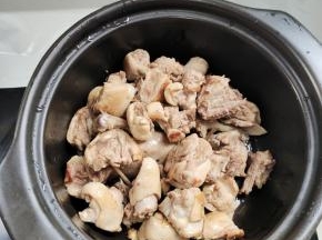 再倒入砂锅里！