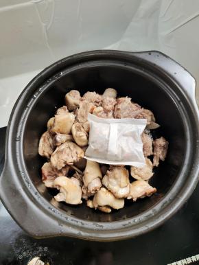 放入一个卤料包！(没有卤料包的可以放入八角，桂皮，香叶！)