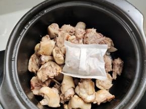 放入一个卤料包！(没有卤料包的可以放入八角，桂皮，香叶！)