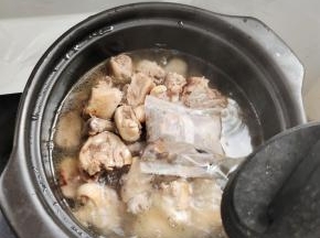 加入适量的开水！(水最好一次性加够，中途不要再添加水，影响口感！)