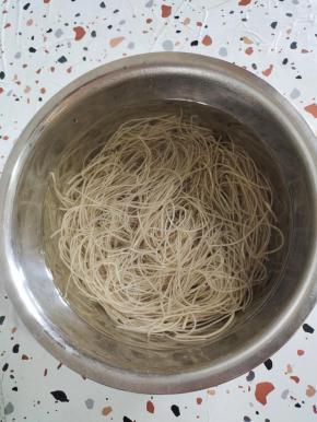 红薯粉条提前用温水浸泡好备用！