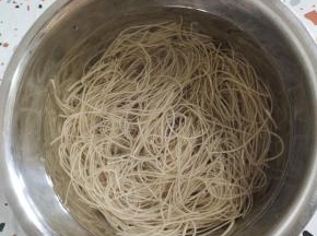 红薯粉条提前用温水浸泡好备用！