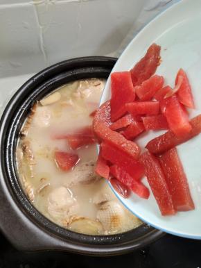 时间到了，放入酸萝卜！