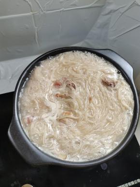 放入红薯粉条再煮3分钟左右！(红薯粉条提前泡过，不用煮太久！)