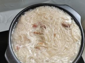 放入红薯粉条再煮3分钟左右！(红薯粉条提前泡过，不用煮太久！)