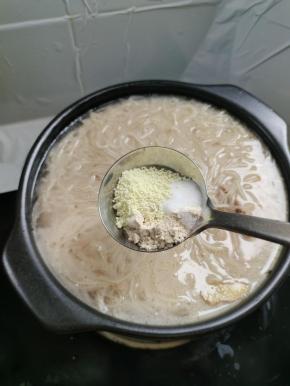 放入盐，胡椒粉和鸡精调味！