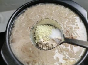 放入盐，胡椒粉和鸡精调味！