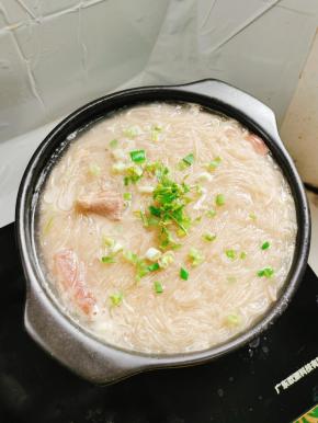 起锅前放入适量的葱花和香菜即可！