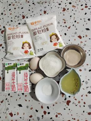 准备好所需的材料：面包粉(也就是高筋面粉）560克，鸡蛋2个，牛奶280克，白糖100克，盐4克，耐高糖酵母7克，食用油70克！