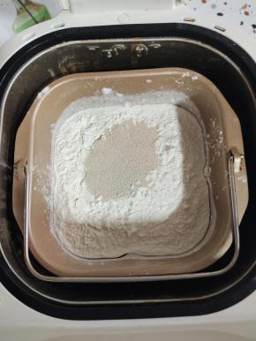 把所有的食材都放进面包机里！