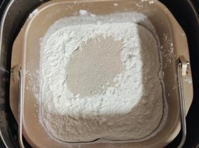 把所有的食材都放进面包机里！