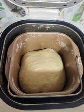 按面包机和面键，揉面30分钟！