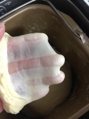 检查一下面团的状态，揉出膜即可！