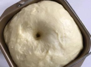 揉好的面团放在面包桶中，常温发酵至两倍大！发酵好的面团，用手指沾一点儿面粉，在面团中间按一下，面团不轻易回缩就说明发酵好了！
