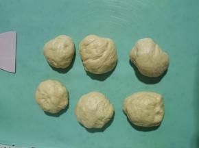 发酵好的面团排气后，分成6个小剂子，滚圆，盖上保鲜膜松弛15分钟！【我用电子称称的重量，每个小剂子160克！】