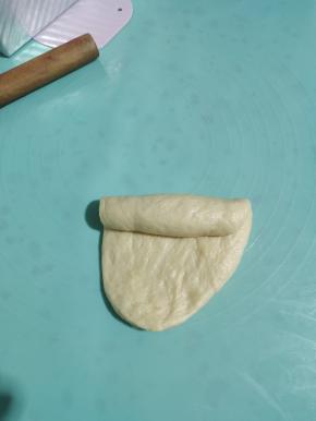 自上而下卷成圆筒状。