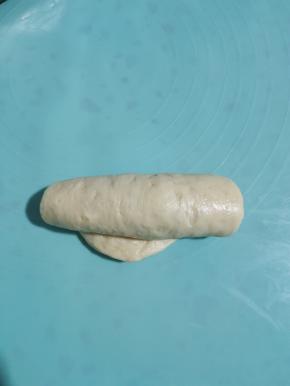 卷好盖保鲜膜静止松弛10-15分钟。