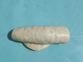 卷好盖保鲜膜静止松弛10-15分钟。