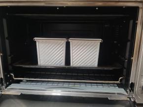 盖上保鲜膜放温暖处进行二次发酵(我是直接盖上吐司盖子，放在烤箱里，不插电，让它自然发酵40分钟！)，冬天温度低可以用烤箱发酵。