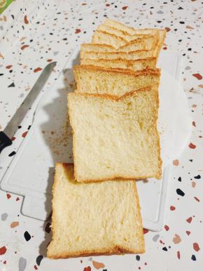 彻底晾凉后，用面包刀切成厚薄均匀的片！