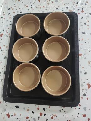 不粘汉堡模具清洗干净后，用厨房纸擦干水分备用！