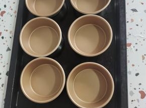 不粘汉堡模具清洗干净后，用厨房纸擦干水分备用！
