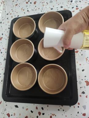 在不粘汉堡模具里，用喷油壶喷少许油！