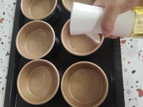 在不粘汉堡模具里，用喷油壶喷少许油！