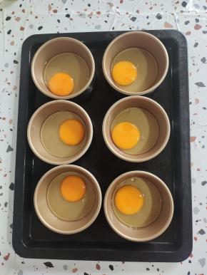 把鸡蛋一个个的打入不粘汉堡模具中！