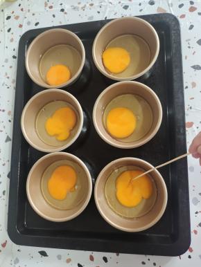 鸡蛋上撒少许盐，用牙签在每个蛋黄中间几下！以免烤的时候爆了！