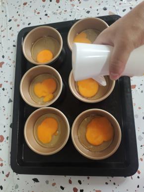 再在鸡蛋表面用喷油壶喷少许油！