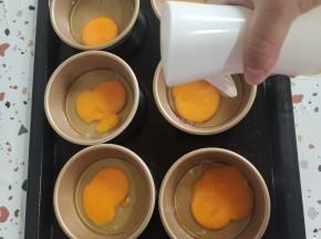 再在鸡蛋表面用喷油壶喷少许油！