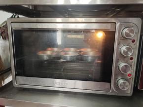 烤箱提前200度预热10分钟！把不粘汉堡模具放在烤箱中层，上下火150度烤10分钟即可！