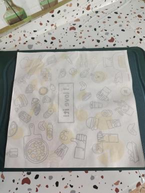 取一张三明治包装纸平铺在干净，无油无水的案板上！