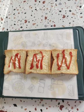 挤上适量的沙拉酱和番茄酱！【我家沙拉酱用完了，后面的部分直接用番茄酱代替！】